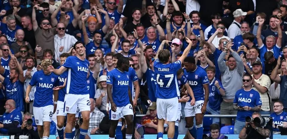 Joueurs d'Ipswich célébrant un but