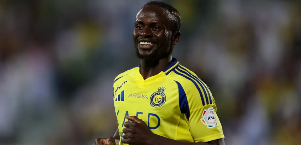 Joueur souriant en maillot d'Al Nassr sur le terrain