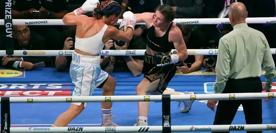 Deux boxeuses s'affrontant sur le ring