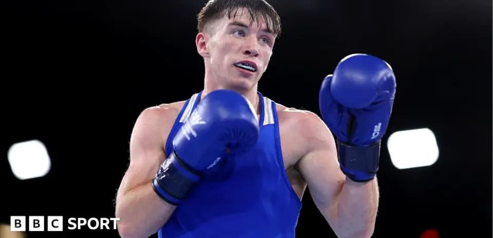 Boxeur en bleu se préparant à frapper sur le ring