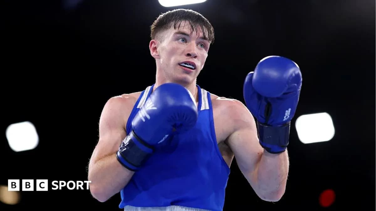 Boxeur en bleu se préparant à frapper sur le ring