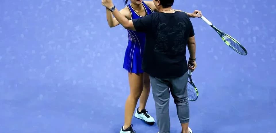 Joueuse de tennis célébrant avec son entraîneur sur le court