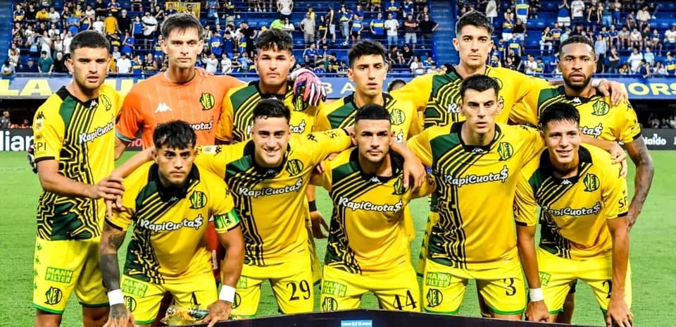 Équipe posant en uniforme avant le match