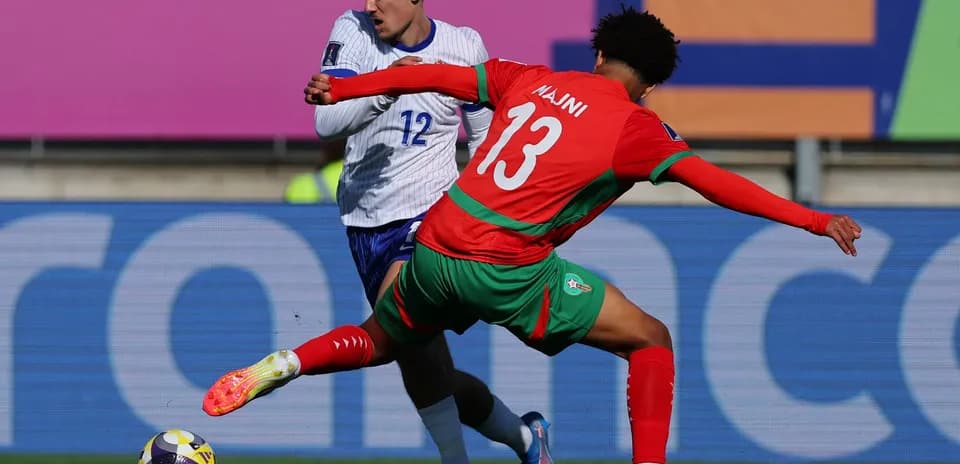 Joueur marocain tacle un adversaire pendant un match