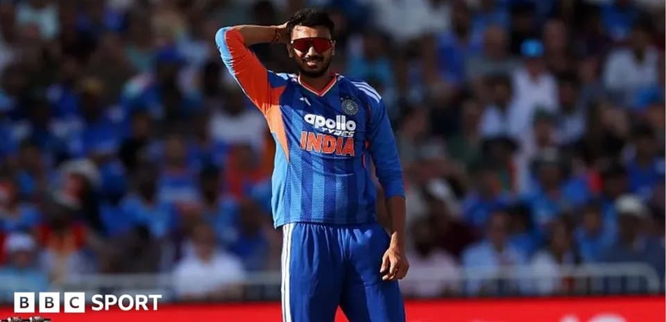 Joueur de cricket en tenue India sur le terrain