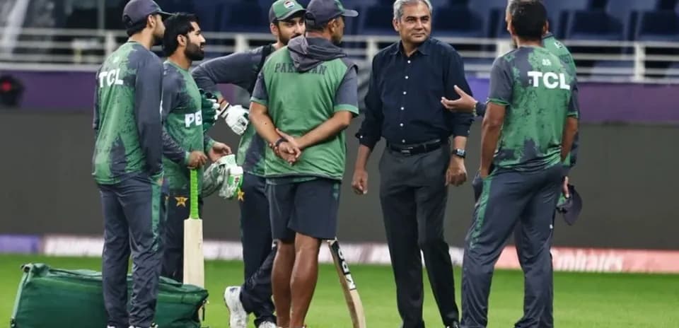 Équipe de cricket du Pakistan discutant sur le terrain