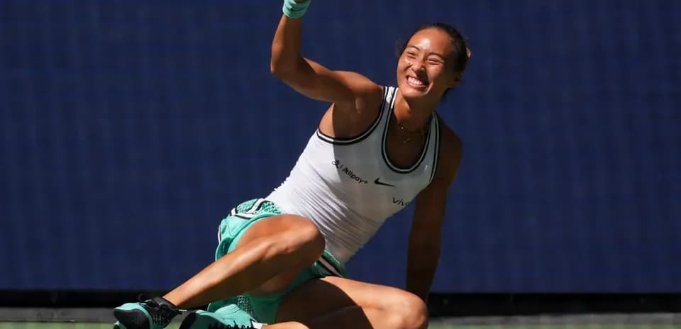 Joueuse de tennis célébrant après un point gagné