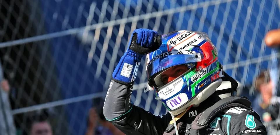 Pilote de Formule 1 saluant après la course