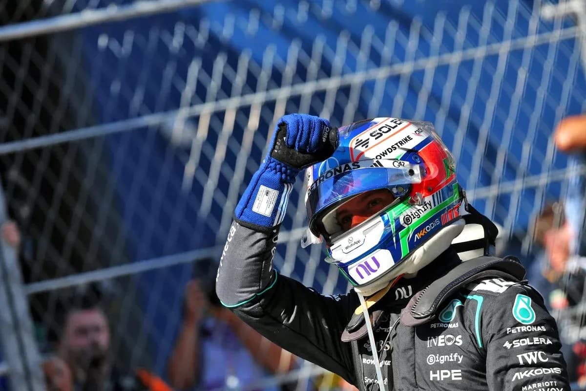 Pilote de Formule 1 saluant après la course