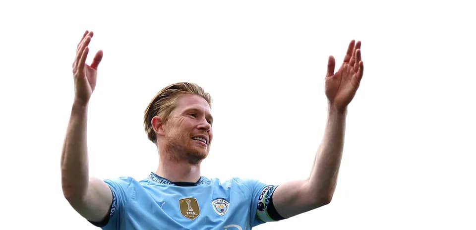 Joueur de Manchester City levant les bras en signe d'encouragement