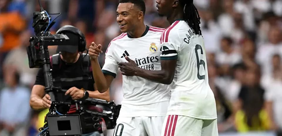 Joueurs du Real Madrid célébrant avec caméra de télévision