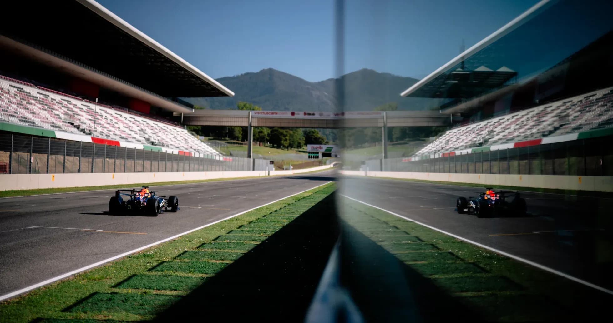 Voiture de course sur la piste avec tribunes en arrière-plan