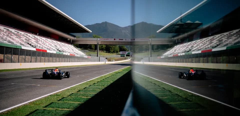 Voiture de course sur la piste avec tribunes en arrière-plan