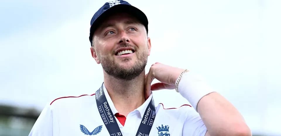 Joueur souriant avec médaille autour du cou