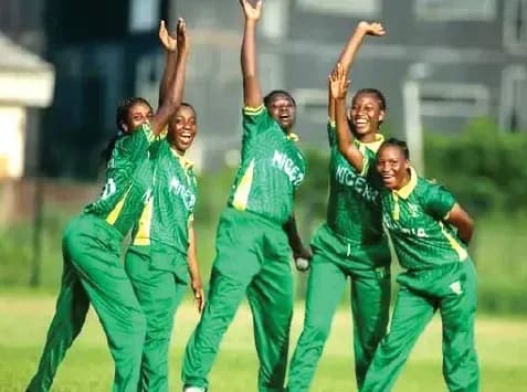 Cinq joueuses de cricket nigérianes célébrant ensemble