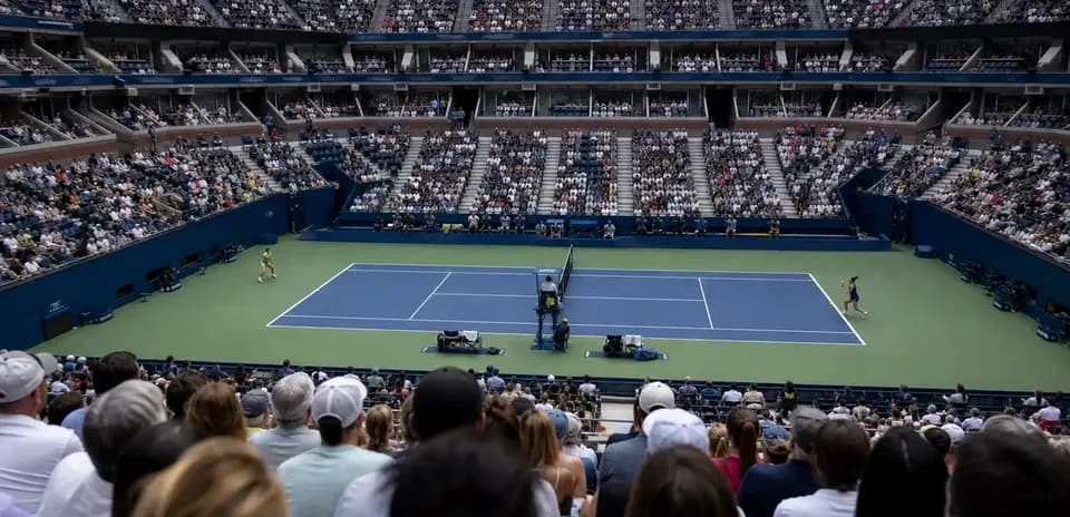 Match de tennis avec spectateurs dans le stade