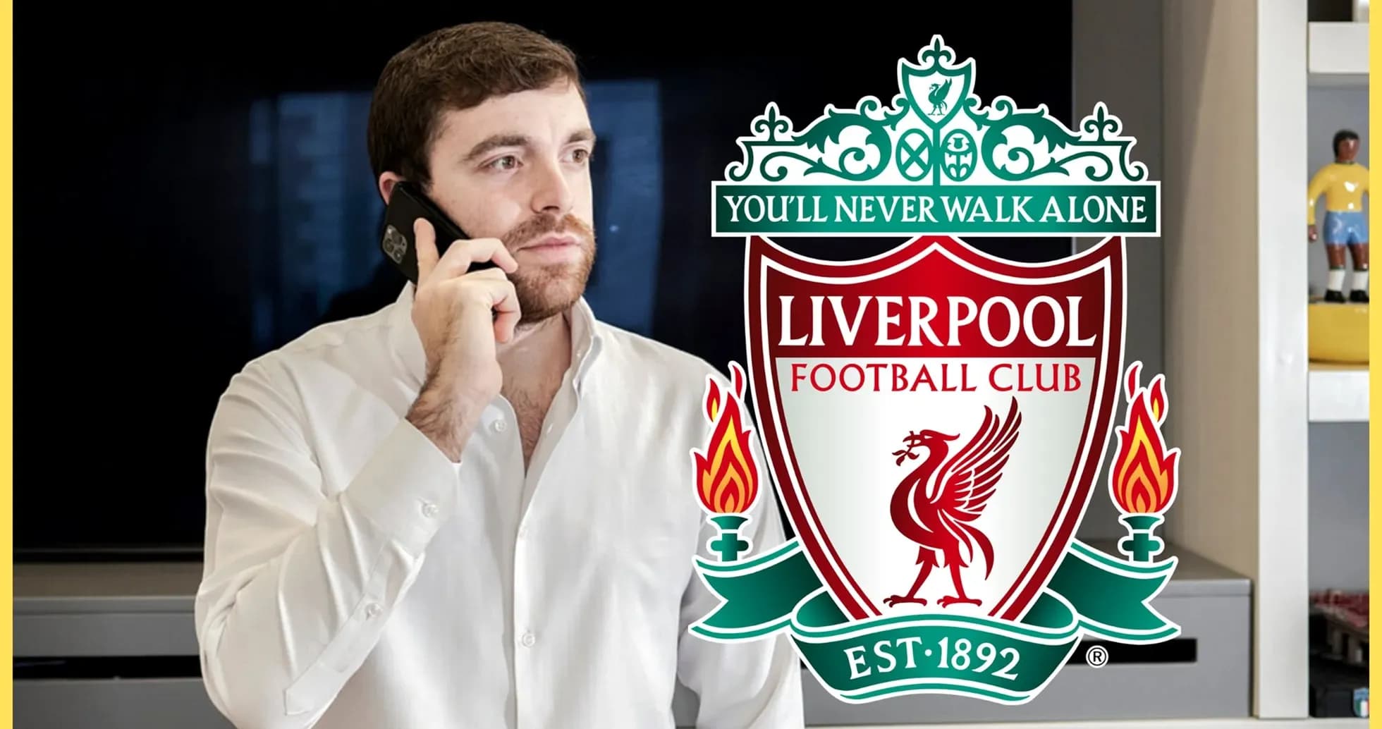 Homme au téléphone avec logo de Liverpool en arrière-plan