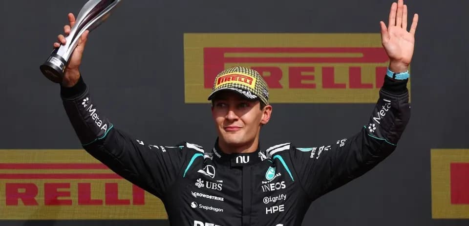 Pilote levant un trophée sur le podium