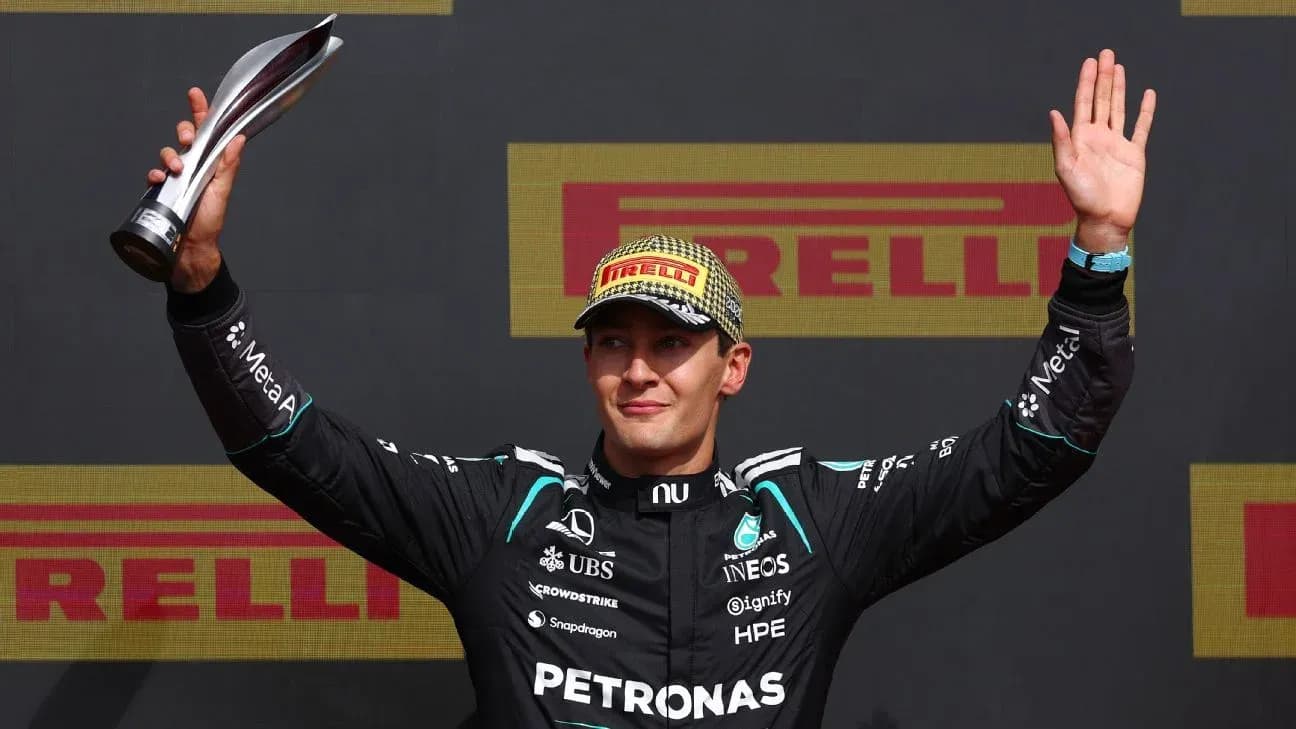 Pilote levant un trophée sur le podium
