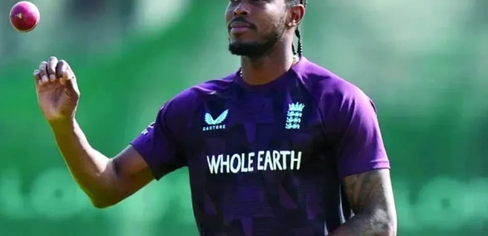 Joueur de cricket lançant une balle d'entraînement