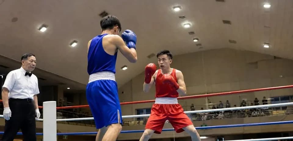 Deux boxeurs en action dans un ring de boxe