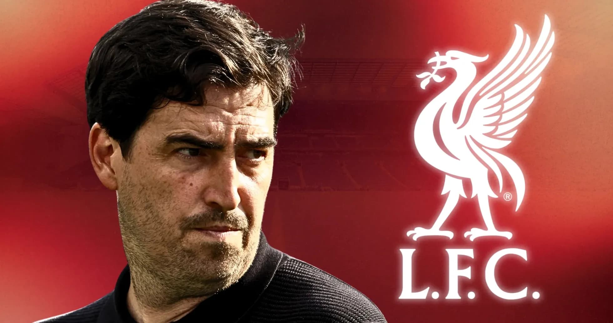 Entraîneur regardant le logo de Liverpool F.C.