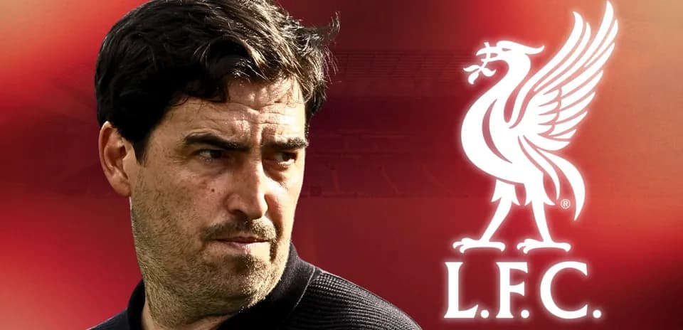 Entraîneur regardant le logo de Liverpool F.C.