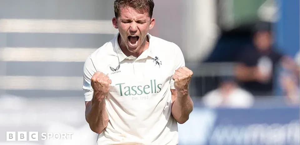 Joueur de cricket célébrant une prise réussie