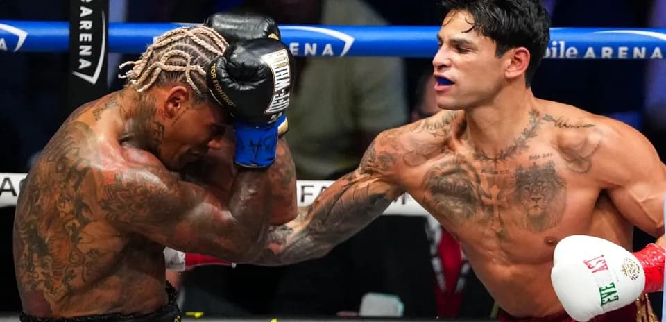 Boxeurs s'affrontant dans le ring lors du combat