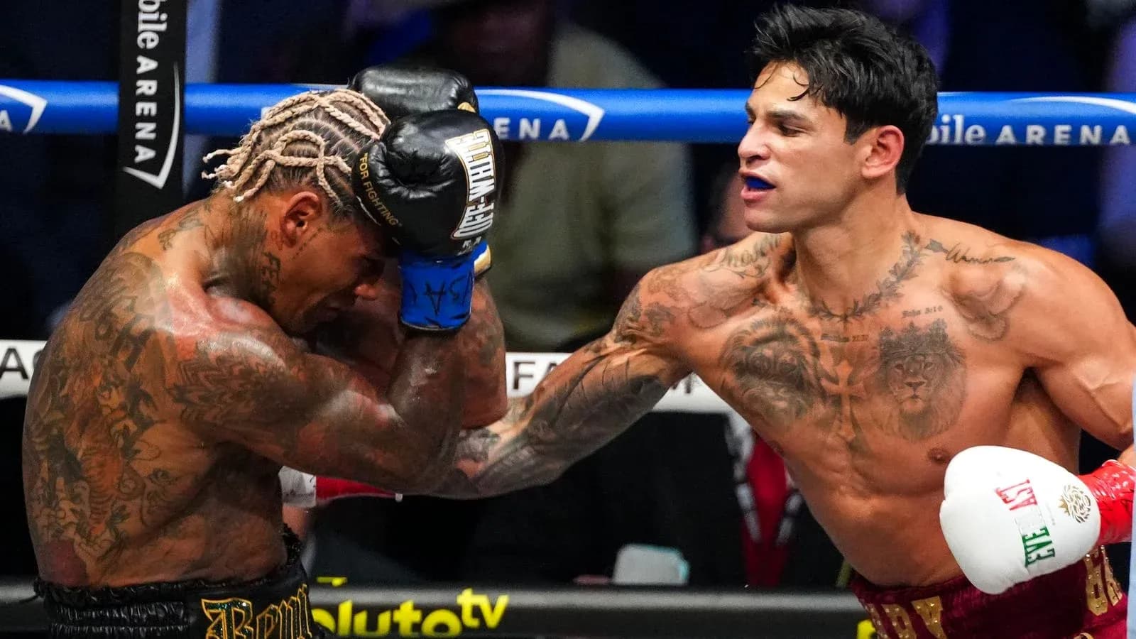 Boxeurs s'affrontant dans le ring lors du combat
