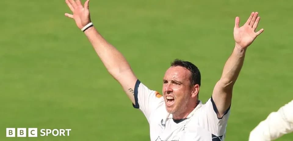 Joueur de cricket célébrant une prise sur le terrain