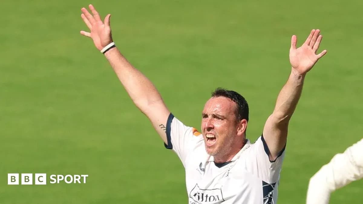 Joueur de cricket célébrant une prise sur le terrain