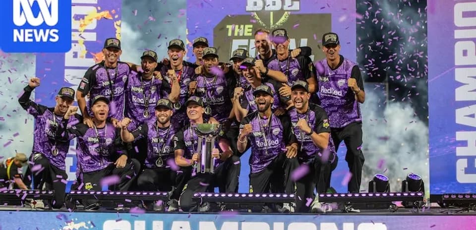 Équipe célébrant la victoire avec le trophée