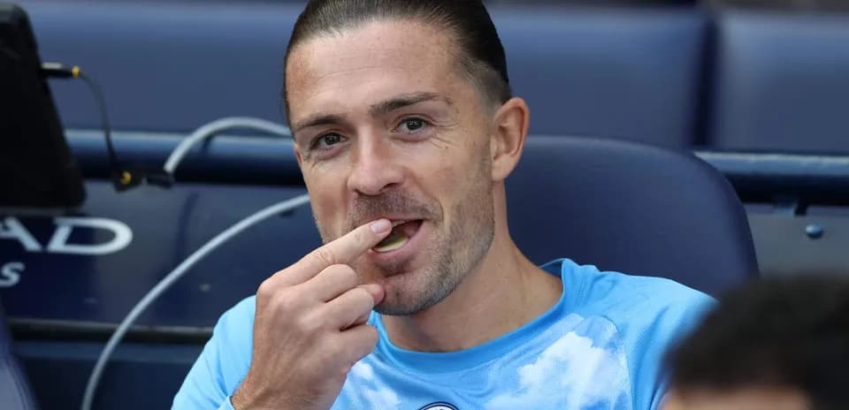 Joueur de Manchester City mangeant sur le banc