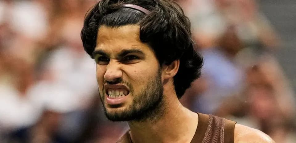 Joueur de tennis célébrant un point gagné