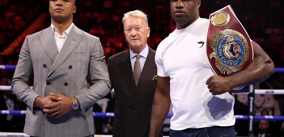 Boxeur tenant un championnat avec un promoteur et un concurrent