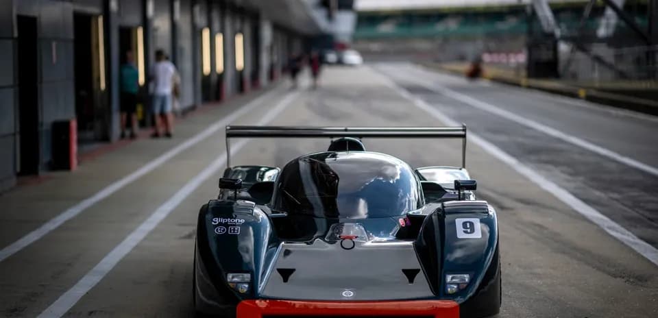 Voiture de course dans les stands du circuit