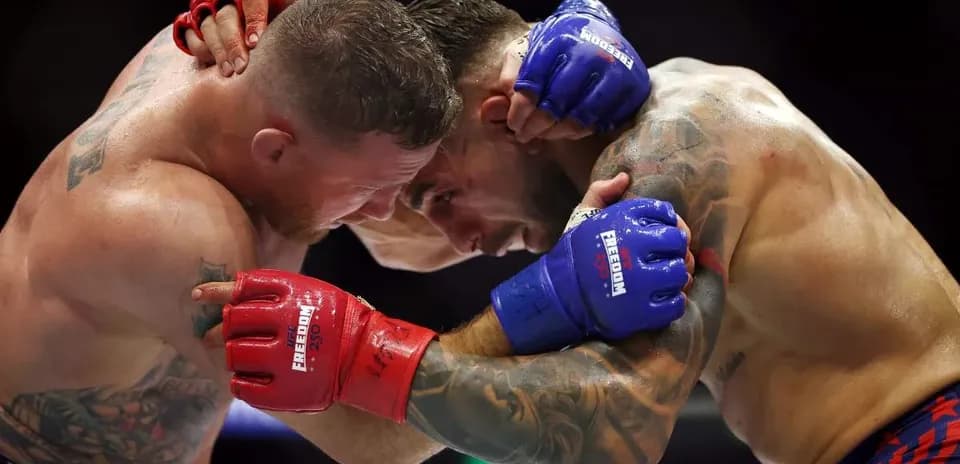 Deux combattants se battant en position rapprochée
