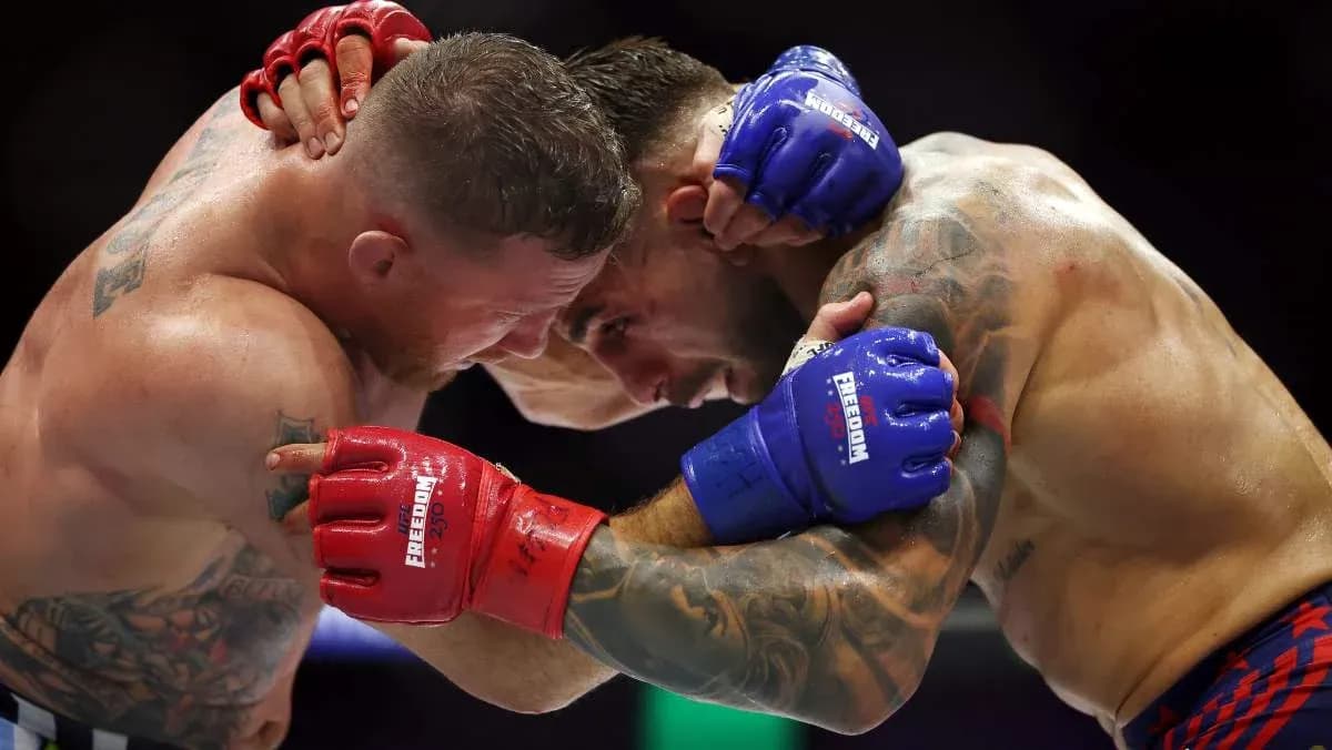Deux combattants se battant en position rapprochée