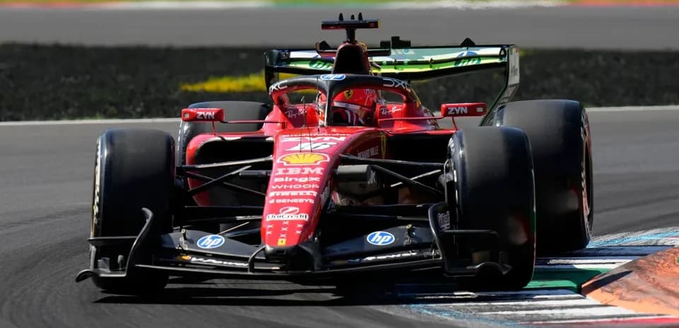 Voiture de F1 Ferrari prenant un virage sur circuit
