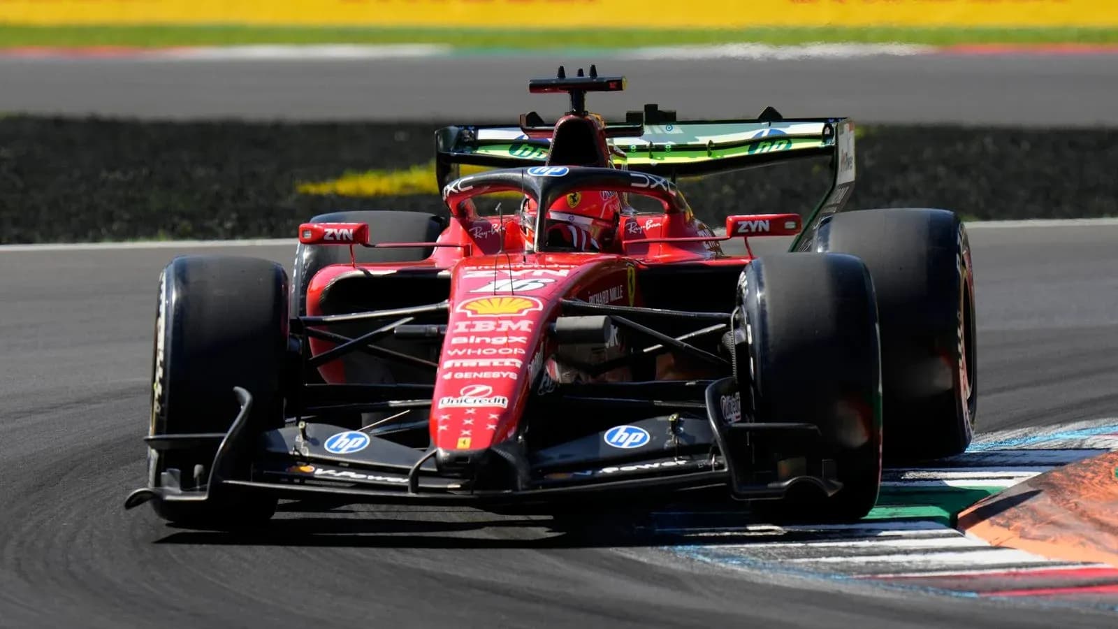 Voiture de F1 Ferrari prenant un virage sur circuit