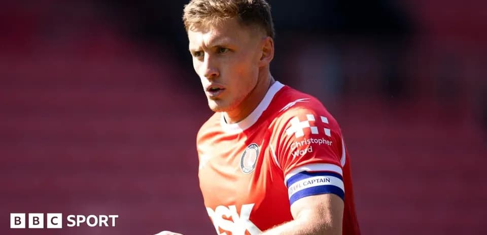 Joueur en maillot rouge avec brassard de capitaine