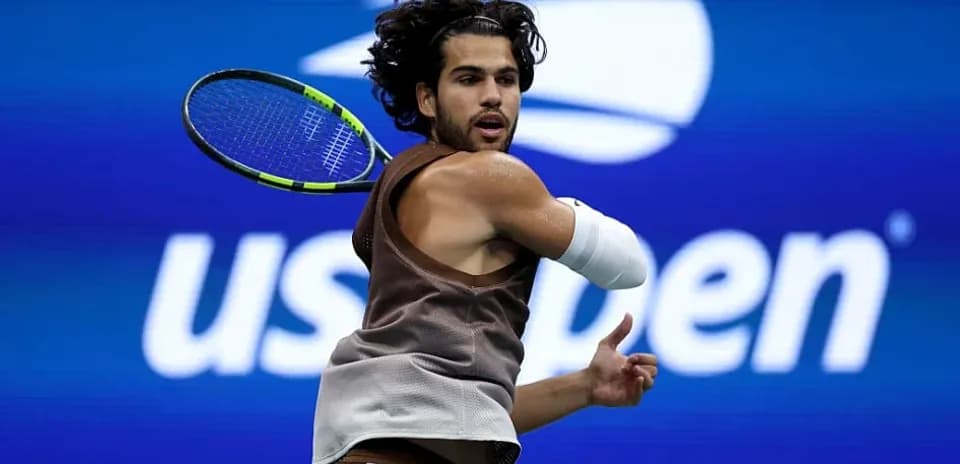 Joueur de tennis frappant une balle à l'US Open