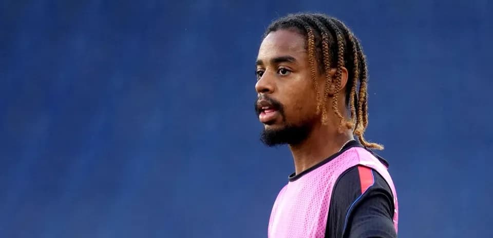 Joueur en maillot d'entraînement sur le terrain