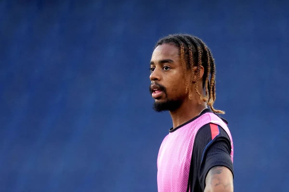 Joueur en maillot d'entraînement sur le terrain