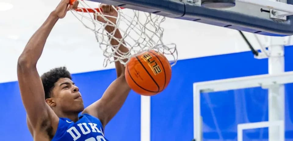 Joueur de Duke dunkant au basket-ball
