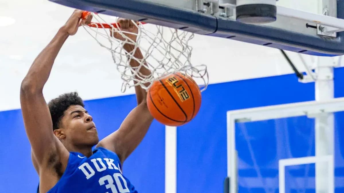 Joueur de Duke dunkant au basket-ball