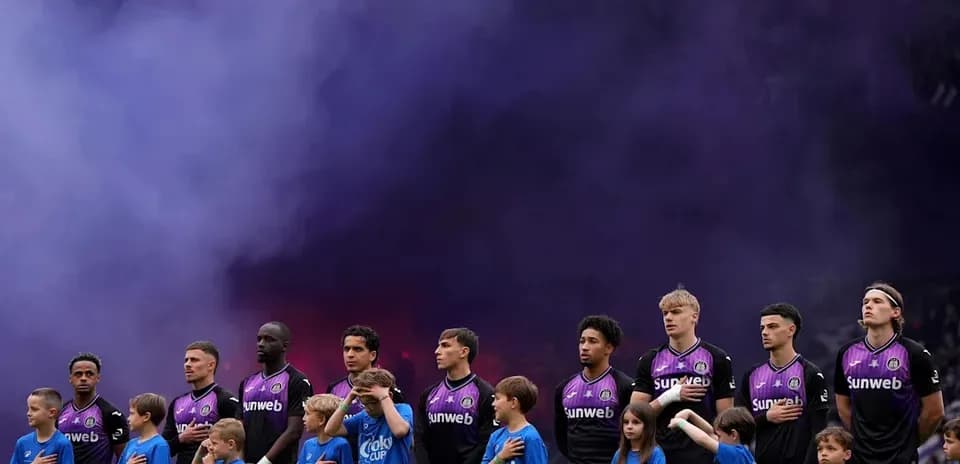 Équipe en uniforme avant le match avec des enfants