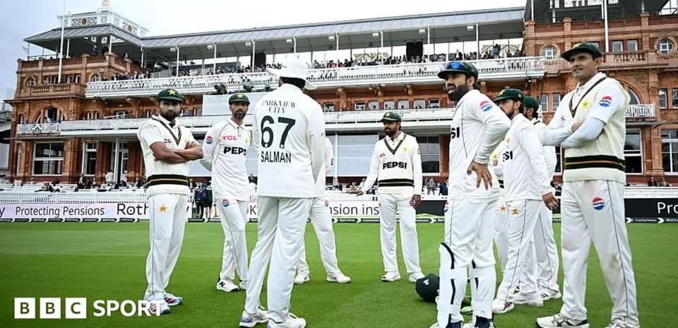 Équipe de cricket du Pakistan en discussion sur le terrain