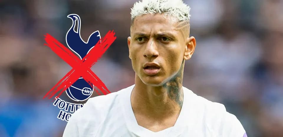 Joueur avec cheveux blonds sur terrain de football